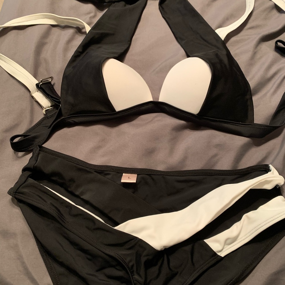 Bikini - Picture 2 of 2